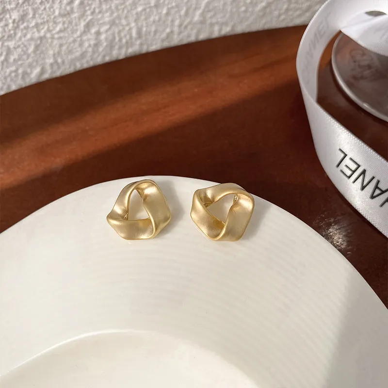 Trendy Korean Minimalist Statement Clip Earrings Jewelry Elegant Gold Color Goemtric Clip Earrings Without Piercing for Women Trendy Korean Minimalist Statement Clip Earrings Jewelry Elegant Gold Color Goemtric Clip Earrings Without Piercing for Women - Image 11